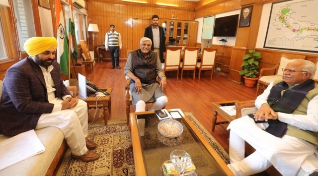 Union Minister Gajendra Singh Shekhawat chairs the meeting with Haryana CM Manohar Lal Khattar and Punjab CM Bhagwant Mann in New Delhi on Wednesday. @PunjabGovtIndia