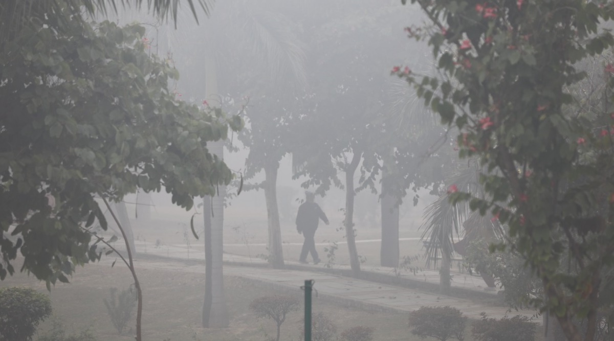 Dense fog persists over Delhi-NCR, minimum temperature below 4 degrees ...