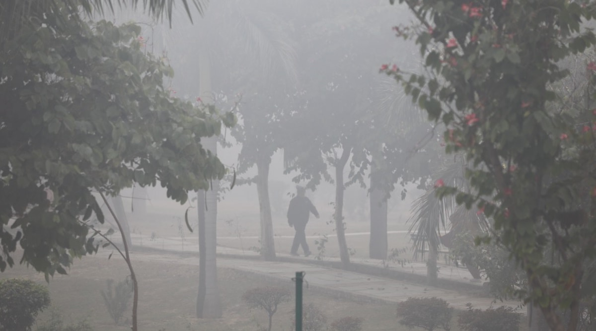 Dense fog persists over DelhiNCR, minimum temperature below 4 degrees