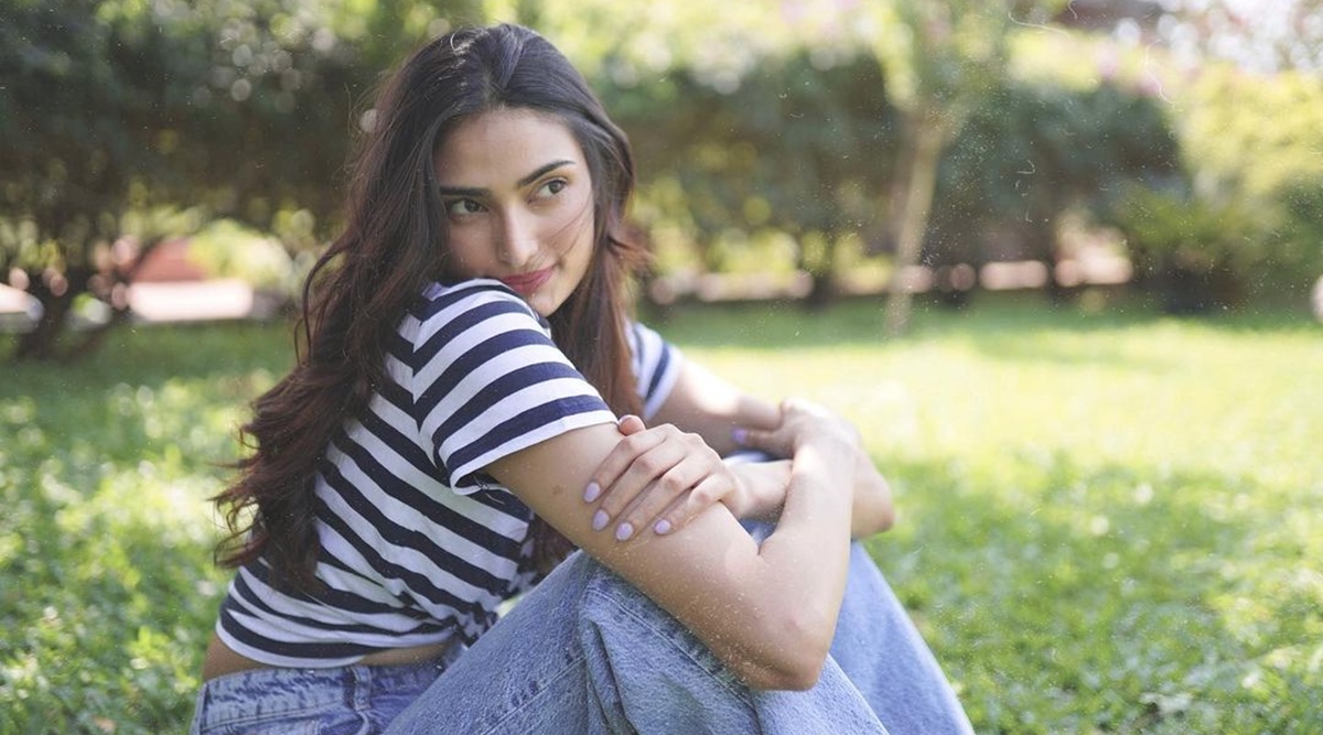 Athiya Shetty X Videos - Athiya Shetty blushes after photographers ask her 'shaadi kab hai', fans  say 'she's glowing' | Entertainment News,The Indian Express