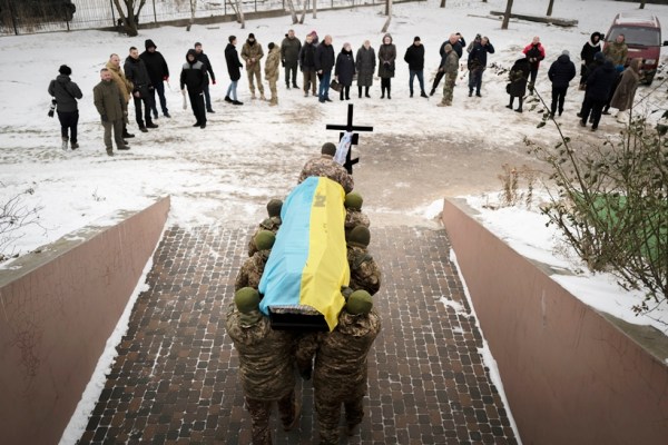 soldiers carry coffin of fallen ukrainian soldier