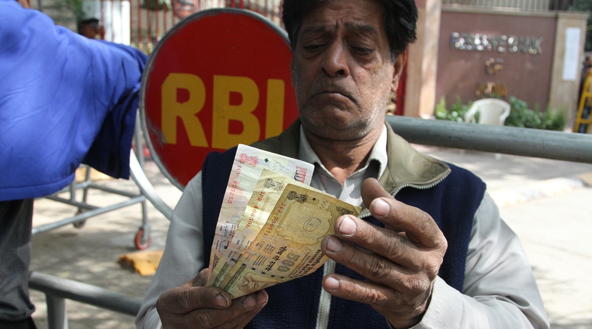 Vijay Malhotra standing to exchange his old currencies in front of Reserve bank of India building in New Delhi in 2017. (Express photo by Prem Nath Pandey)
