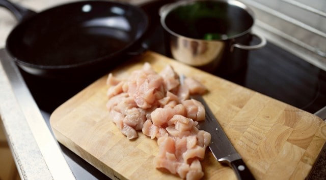 It’s best just to thoroughly cook the chicken without washing it, so it is safe to eat. (Photo: Pixabay)