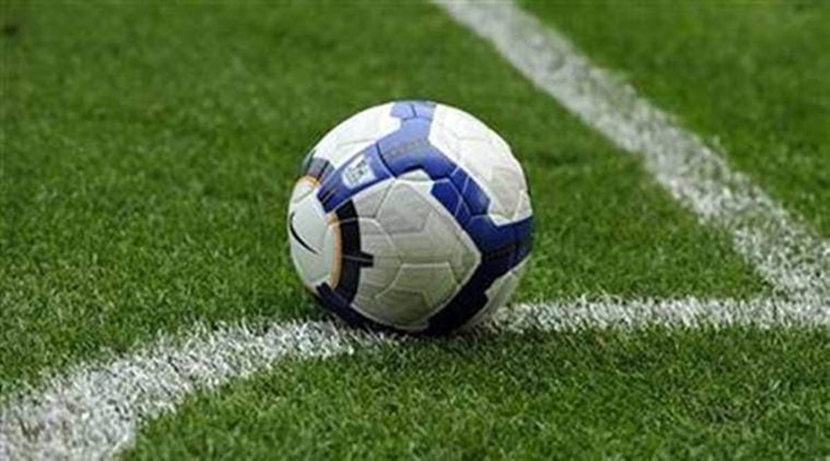 El partido de la tercera división de España fue suspendido tras el desplome de un jugador