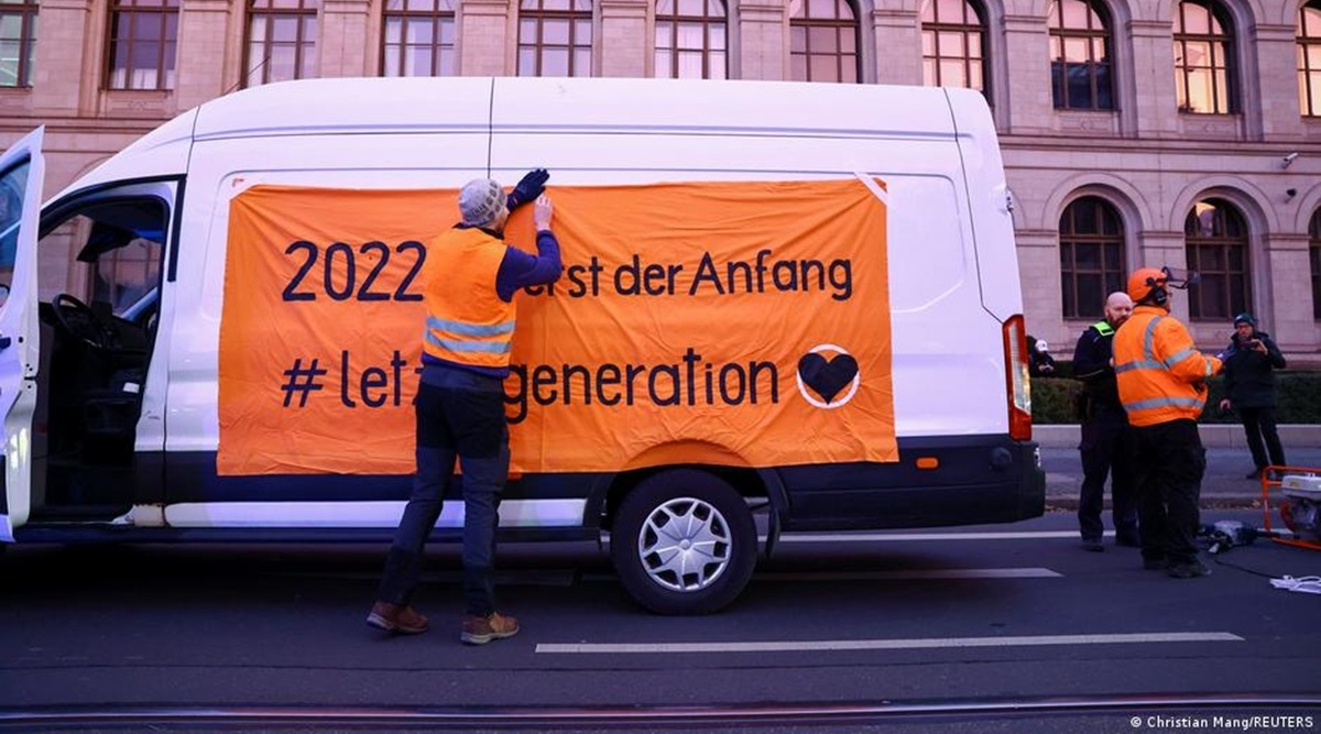Germany: Climate activists block streets in Berlin