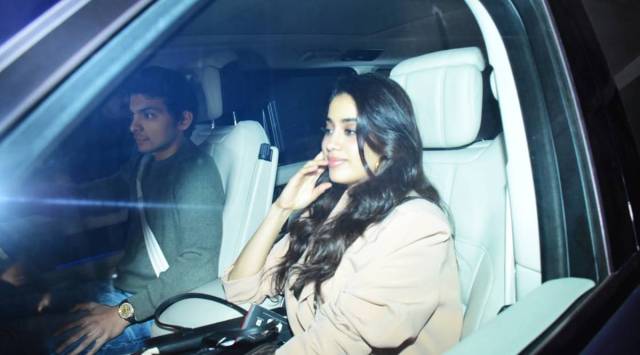 Janhvi Kapoor blushes as paparazzi clicks her photos with rumoured ...