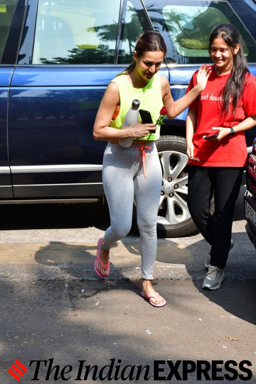 Tara Sutaria opted for a multicoloured crop top and leggings. #TaraSutaria  #bollywoodactresses #bollywoodmo… | Bollywood outfits, Celebrity outfits,  Sporty outfits