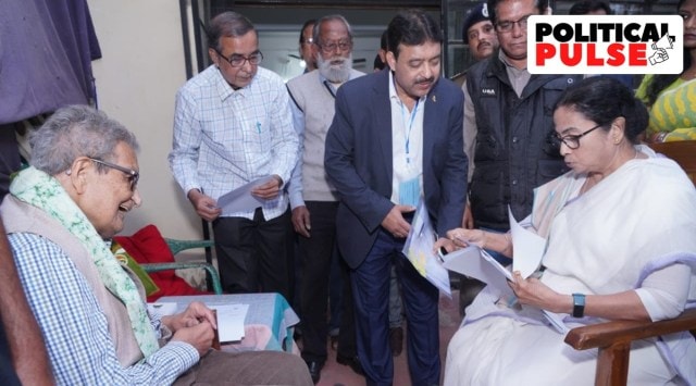 Chief Minister Mamata Banerjee with Nobel Laureate Amarya Sen at his Bolpur residence. (Twitter/@AITCofficial)
