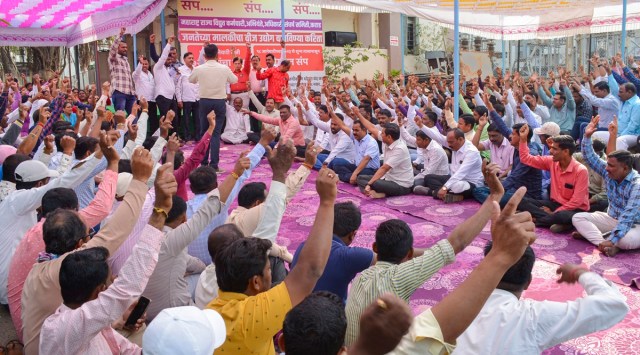 Maharashtra State Electricity Distribution Company Ltd (MSEDCL) employees shout slogans during a protest against its proposed privatisation, in Karad, Maharashtra. (PTI)