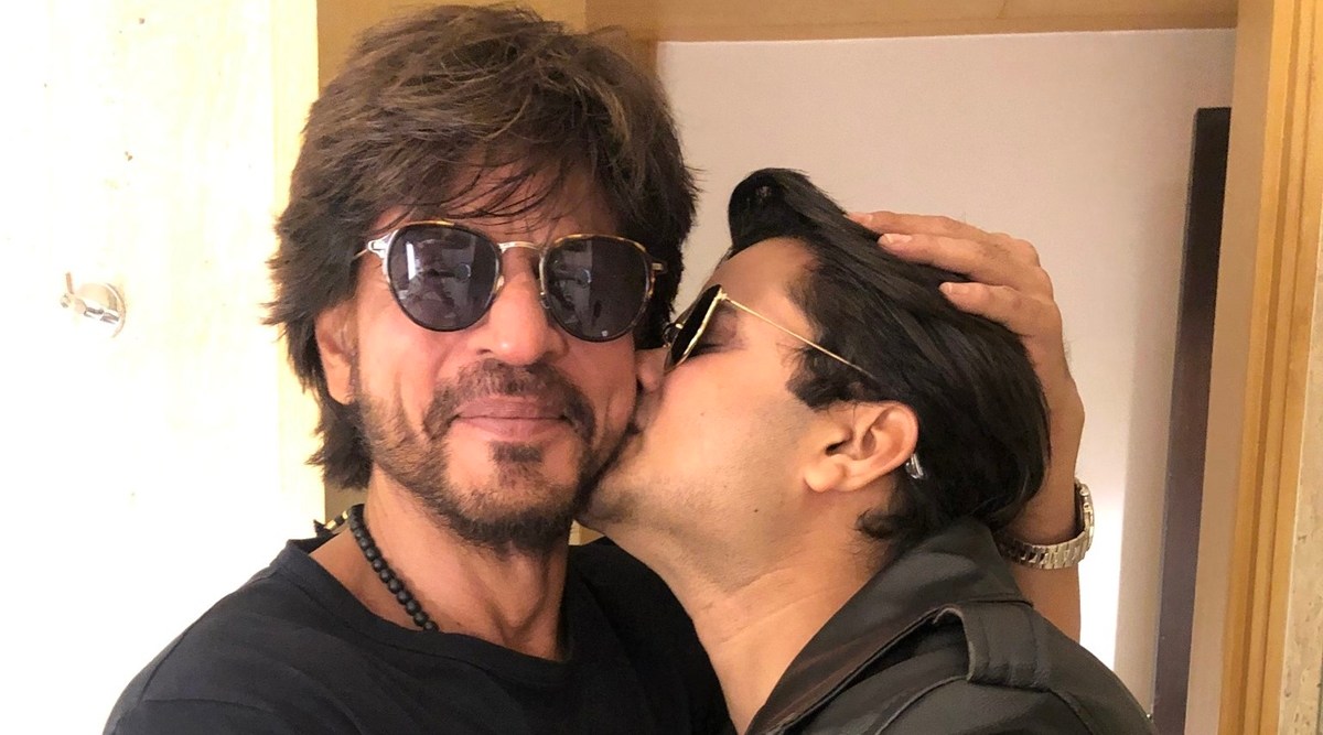 Shah Rukh Khan welcomes fans in his hotel room at 2 am, they say ‘no ...