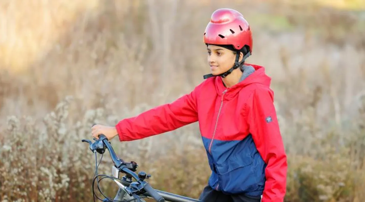 Une mère sikhe crée des casques de vélo adaptés pour ses enfants