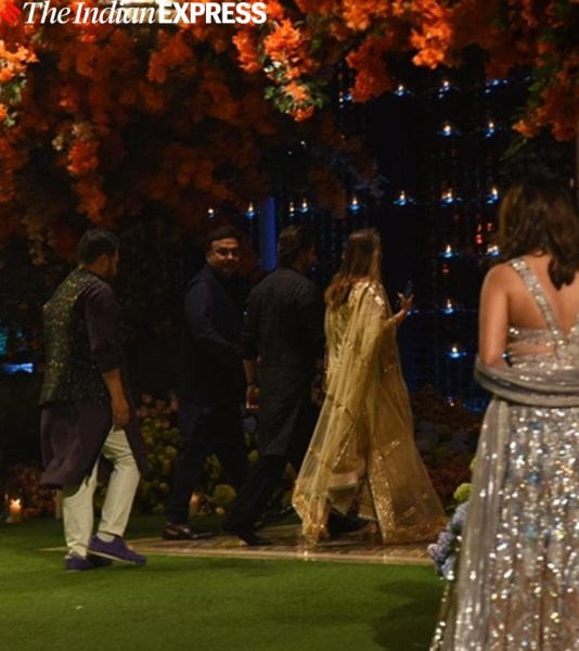 534px x 600px - Shah Rukh Khan refuses to pose, Salman Khan walks in with niece, fans call  Aishwarya Rai and daughter Aaradhya 'twins': Highlights from Anant  Ambani-Radhika Merchant engagement | Bollywood News, The Indian Express