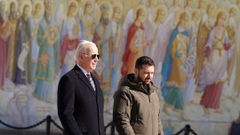 US President Joe Biden (L) walks next to Ukrainian President Volodymyr Zelenskyy (R) as he arrives for a visit in Kyiv on February 20, 2023. (Photographer: Dimitar Dilkoff/AFP/Getty Images)