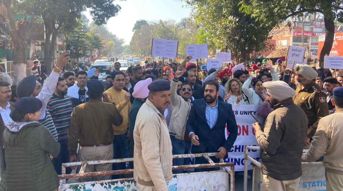 More than 400 teaching and non-teaching staff were protesting near Goswami Ganesh Dutta Sanatan Dharma College in Sector 32 recently (File)