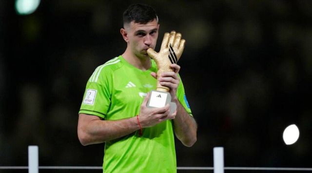 Argentina's goalkeeper Emiliano Martinez kisses his Golden Glove award for best goalkeeper of the tournament at the end of the World Cup. (FILE)