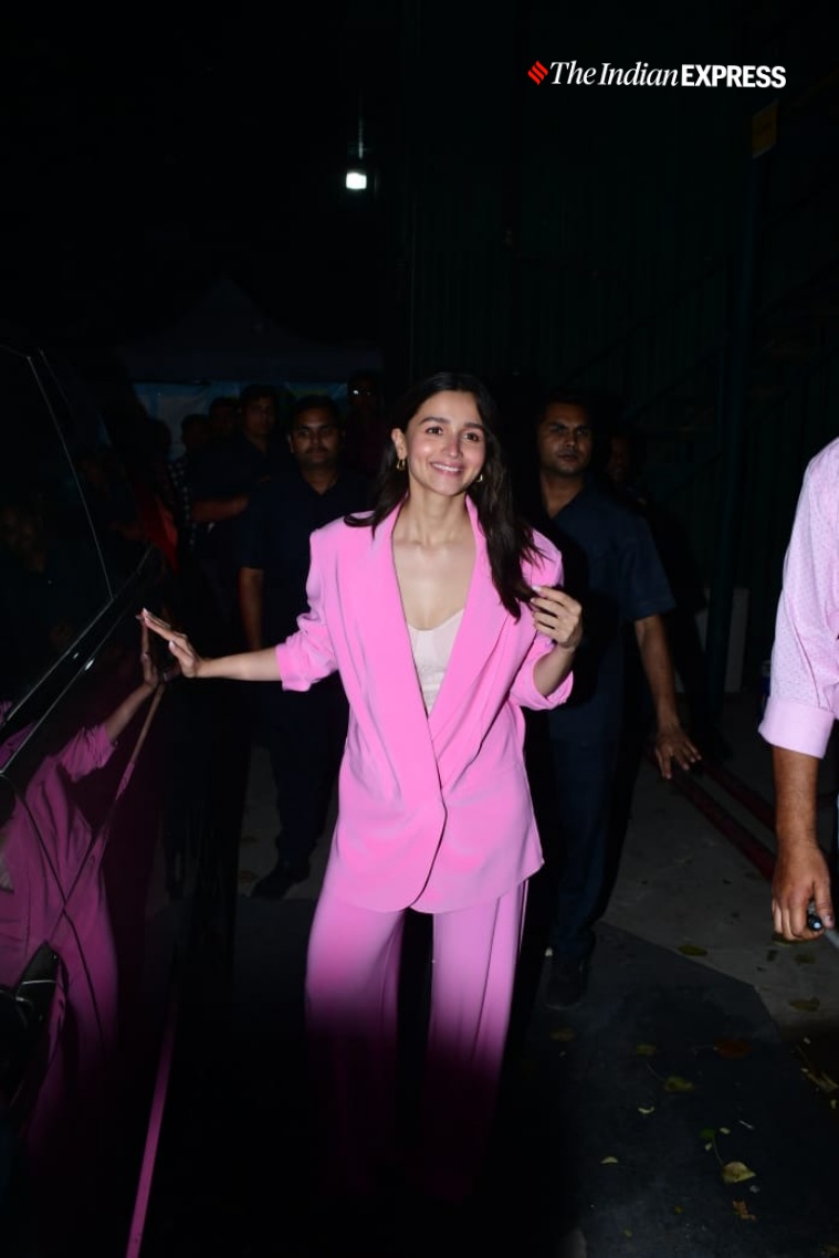 Alia Bhatt Kb Xxx - Alia Bhatt smiles and poses for paparazzi after recent incident of  'invasion of privacy'. Watch | Entertainment News,The Indian Express