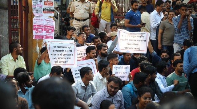 Students protesting against MPSC new exam pattern