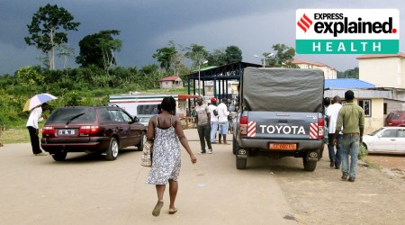 People wait to cross the border into Equatorial Guinea by car and by foot in Kye-Ossi, Cameroon, May 23, 2015.