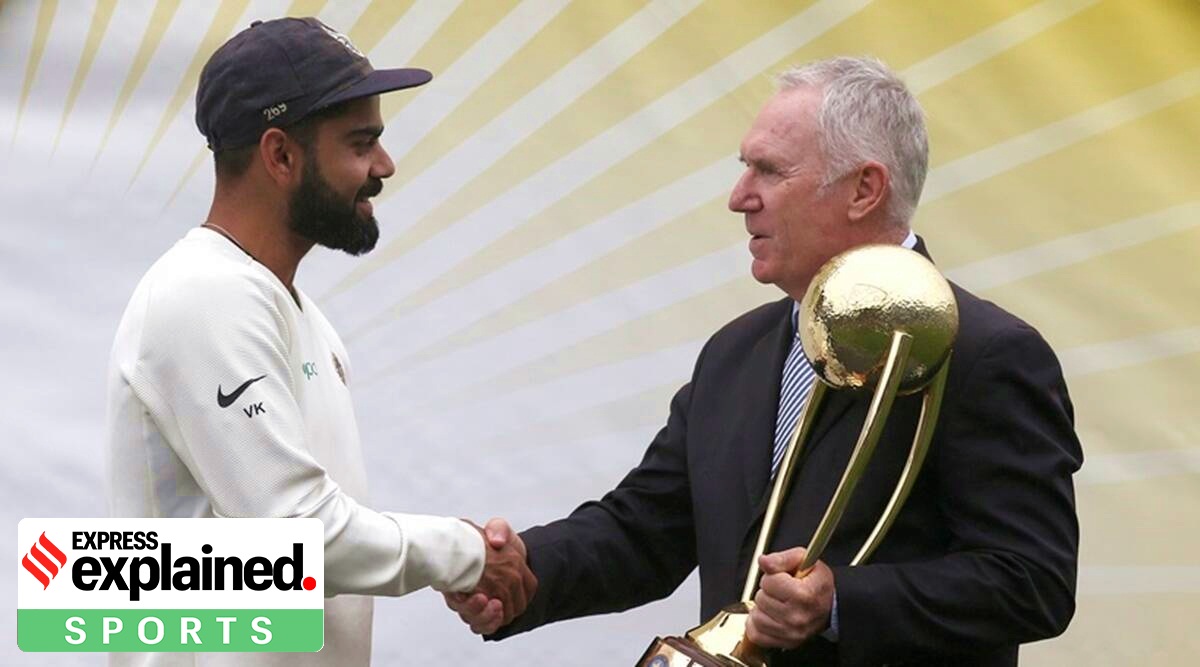 Allan Border (right) handing the Border-Gavaskar Trophy to Virat Kohli after India's victory in the 2018-19 series.