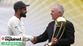 Allan Border (right) handing the Border-Gavaskar Trophy to Virat Kohli after India's victory in the 2018-19 series.