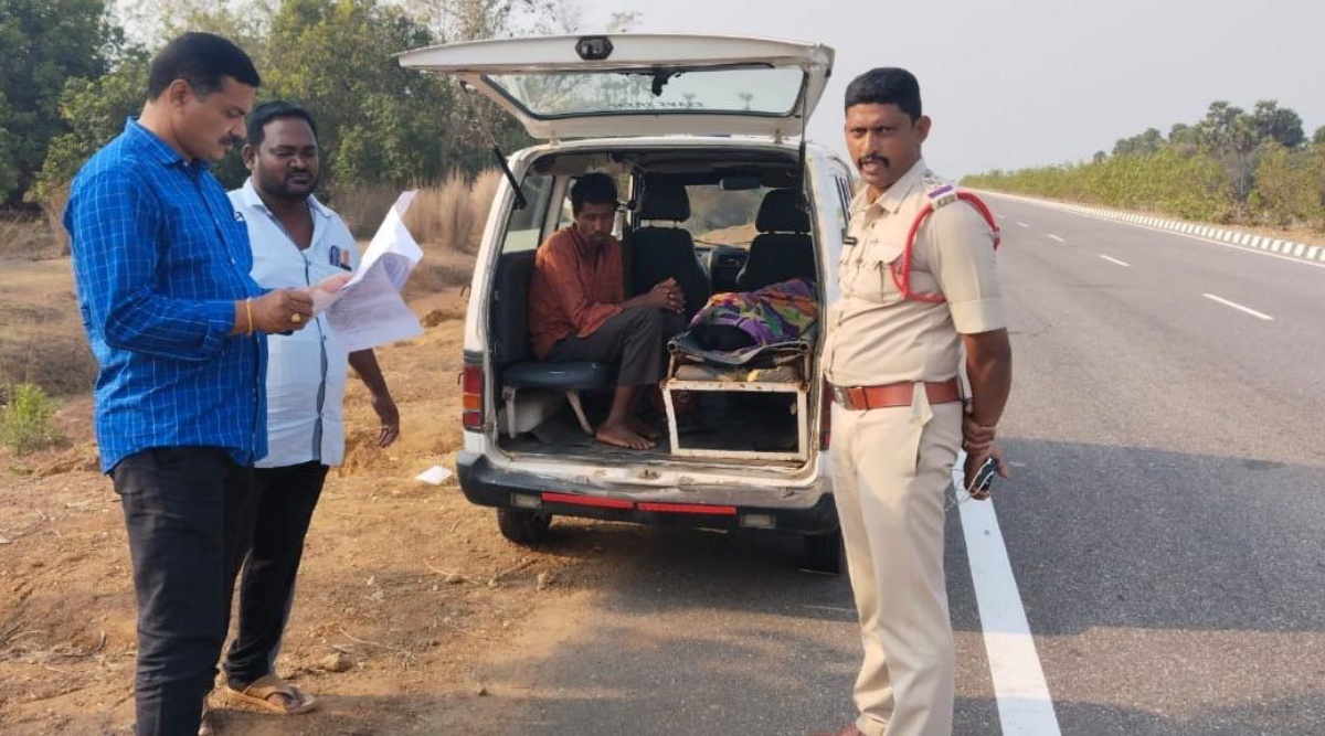 Andhra Pradesh police extend helping hand to Odisha man carrying wifes corpse on shoulder Bhubaneswar News pic