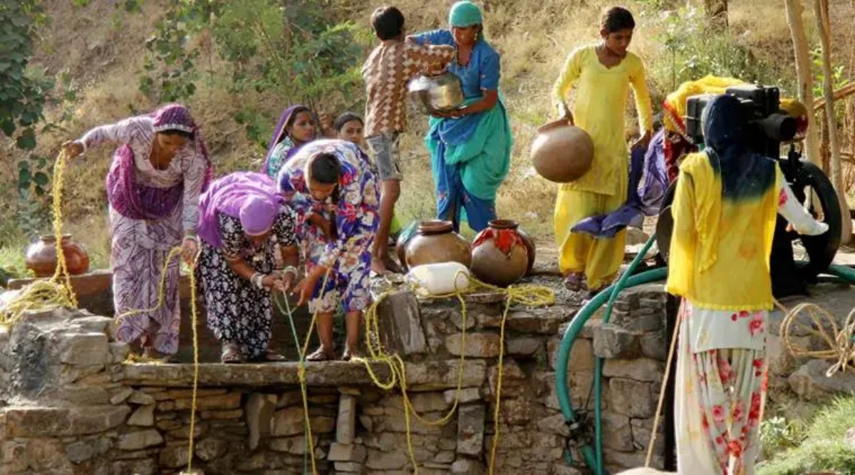 Население индии пакистана. Rajasthan Village. A well in the Village. Why India Churu is the hottest place.