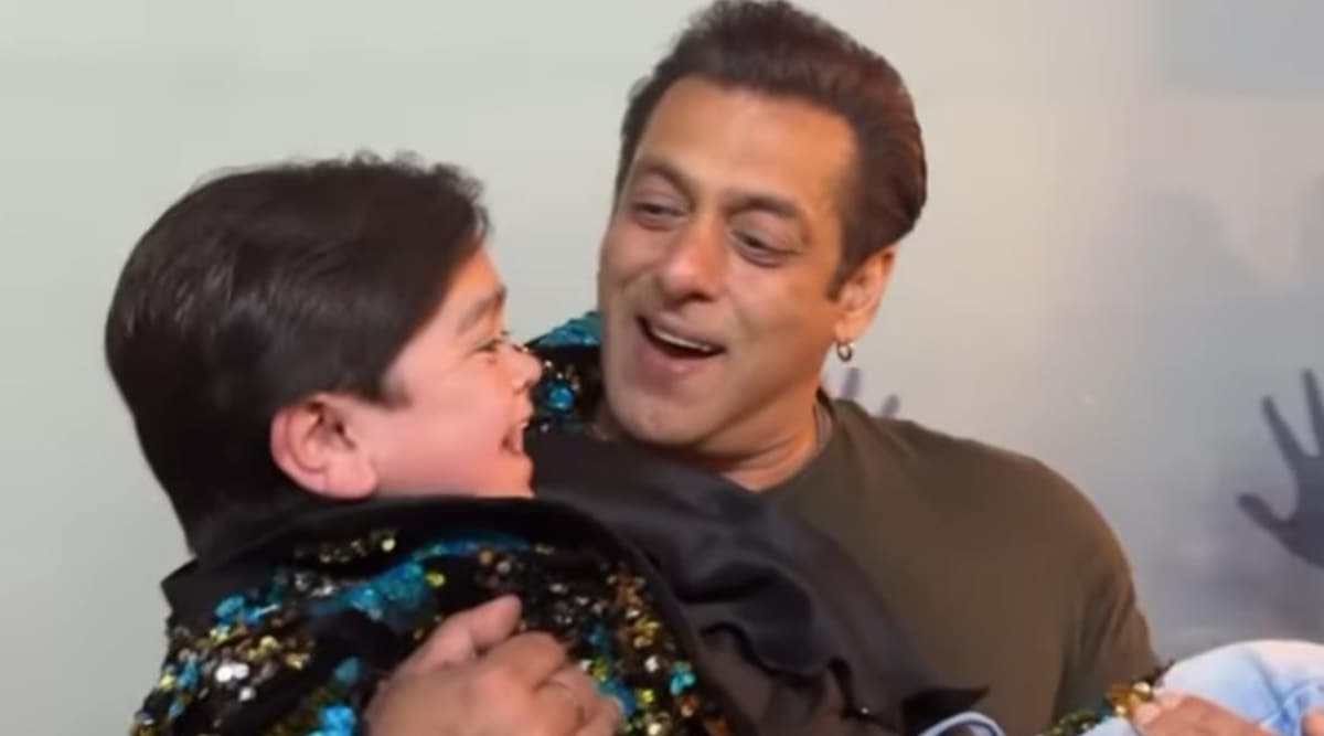 Salman Khan holds Abdu Rozik in his arms, duo jams to 'O o jaane jaana'.  Watch video | Entertainment News,The Indian Express