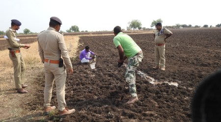 Forest officers collect sample from the crime scene in Kami village of Amreli. (Image source: Gujarat forest dept)