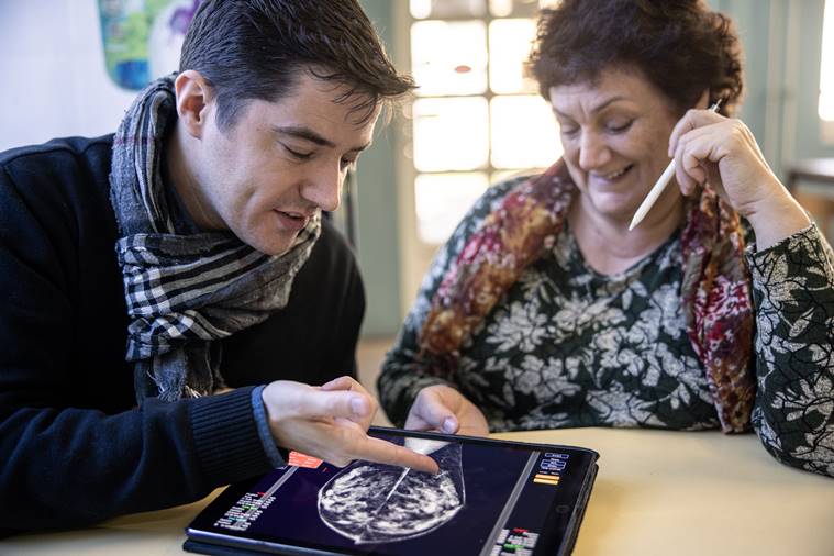 Peter Kecskemethy, fundador de Kheiron Medical Technologies, y su madre, la Dra.  Edith Karpati, radióloga, en Budapest el 21 de febrero de 2023. Hungría se ha convertido en un campo de pruebas clave para el software de IA para la detección del cáncer, mientras los médicos debaten si la tecnología los reemplazará en las profesiones médicas.  (Akos Stiller/The New York Times)