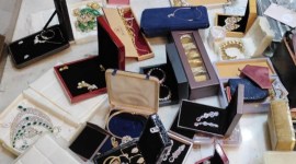 Jewellery worth Rs 5.51 crore, along with Rs 1.21 crore in cash were recovered no alt set