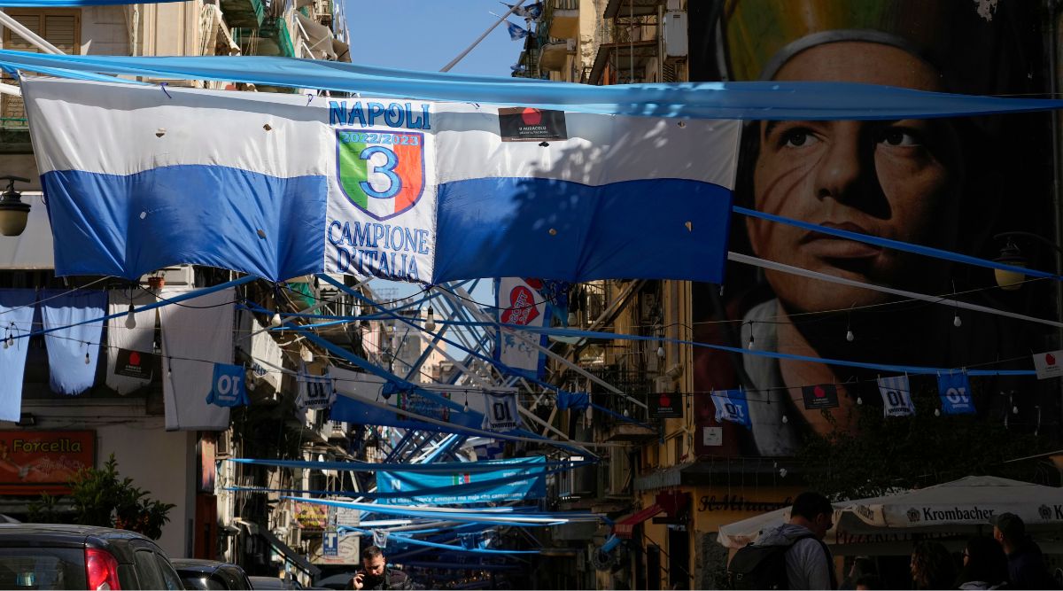 Il Napoli tinge di azzurro la città per il suo primo scudetto dai tempi di Diego Maradona