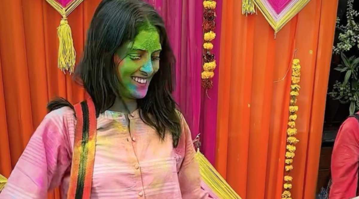 Telugu Holi Xxx - Navya Nanda plays the dhol during Holi celebration with friends, watch  video | Bollywood News - The Indian Express