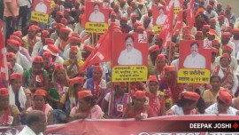 Farmers March in Maharashtra: Hundreds of farmers, led by the All India Kisan Sabha (AIKS), resumed their 200-km march from Nashik to Mumbai seeking remunerative prices for their farm produce, on Tuesday.