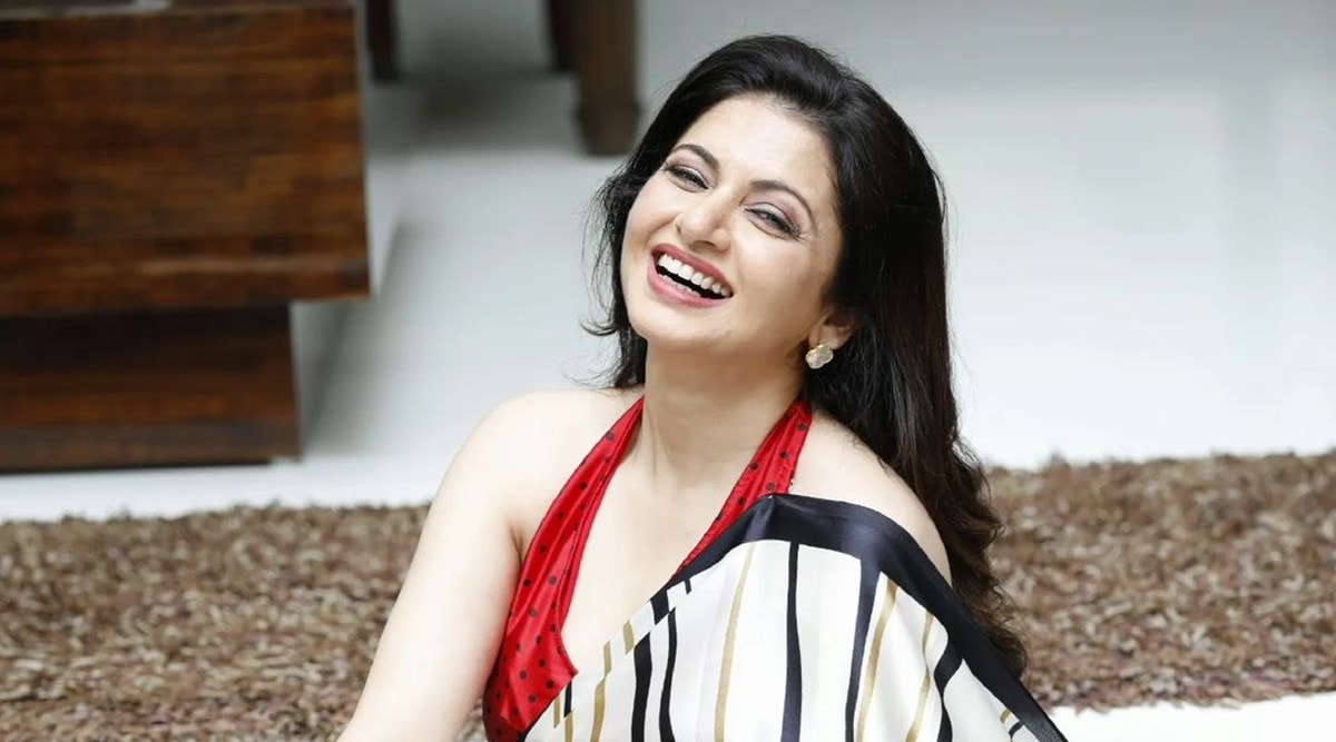 Skincare alert: Bhagyashree shares 10 minute routine to 'awaken your senses, increase blood circulation, and reduce wrinkles' | Life-style News - The Indian Express