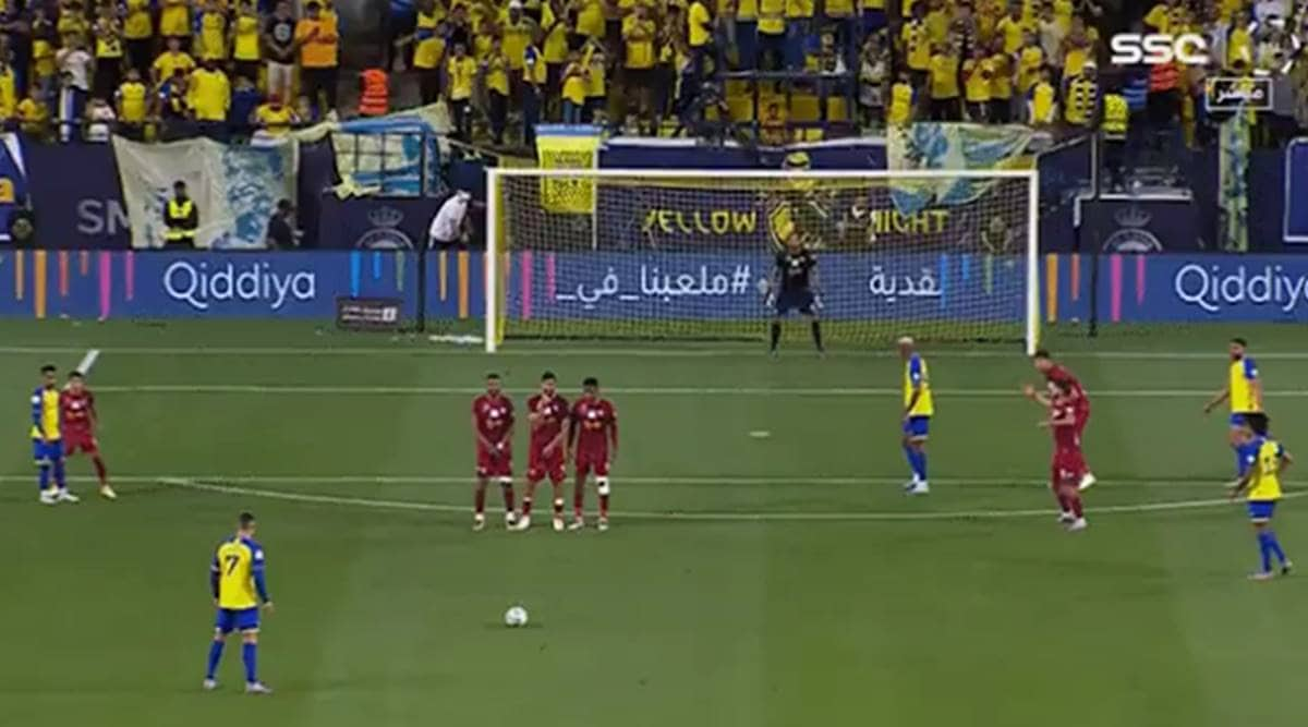 كريستيانو رونالدو يسجل ركلة حرة رائعة ليقود النصر للفوز في الدوري السعودي للمحترفين.