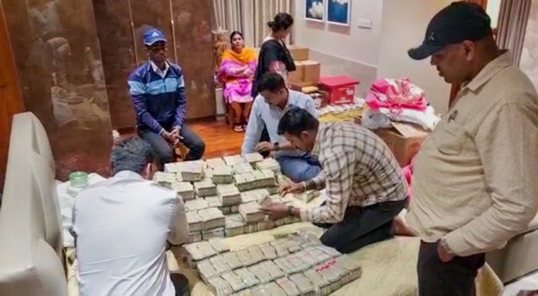 **EDS: VIDEO GRAB** Bengaluru: Lokayukta police recovers 6 crore rupees from the house of BJP MLA Madaal Virupakshappa's son Prashanth Kumar a day after he was allegedly caught taking bribe from a contractor, in Bengaluru. (PTI Photo)(PTI03_03_2023_000083B)