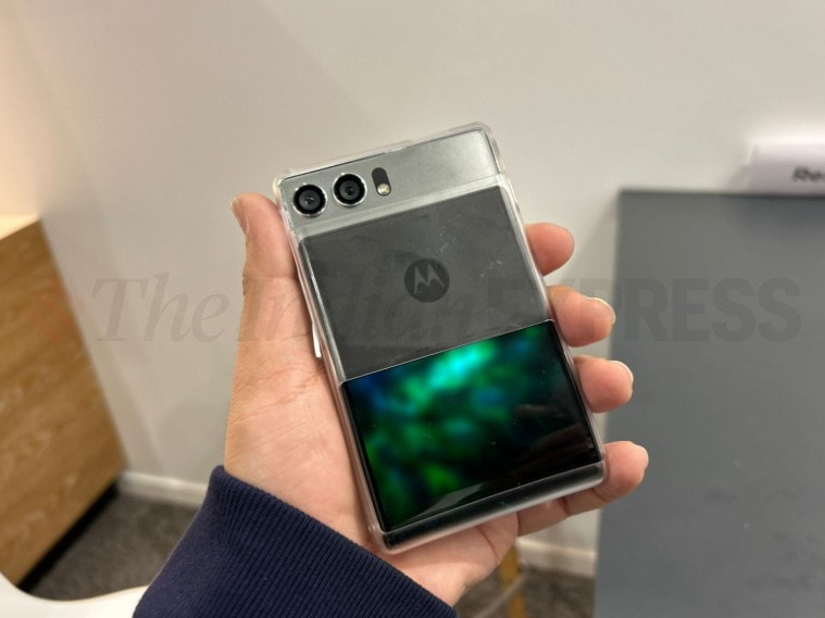 Motorola Rizr hands-on: Refreshing and unique, but the rollable screen ...