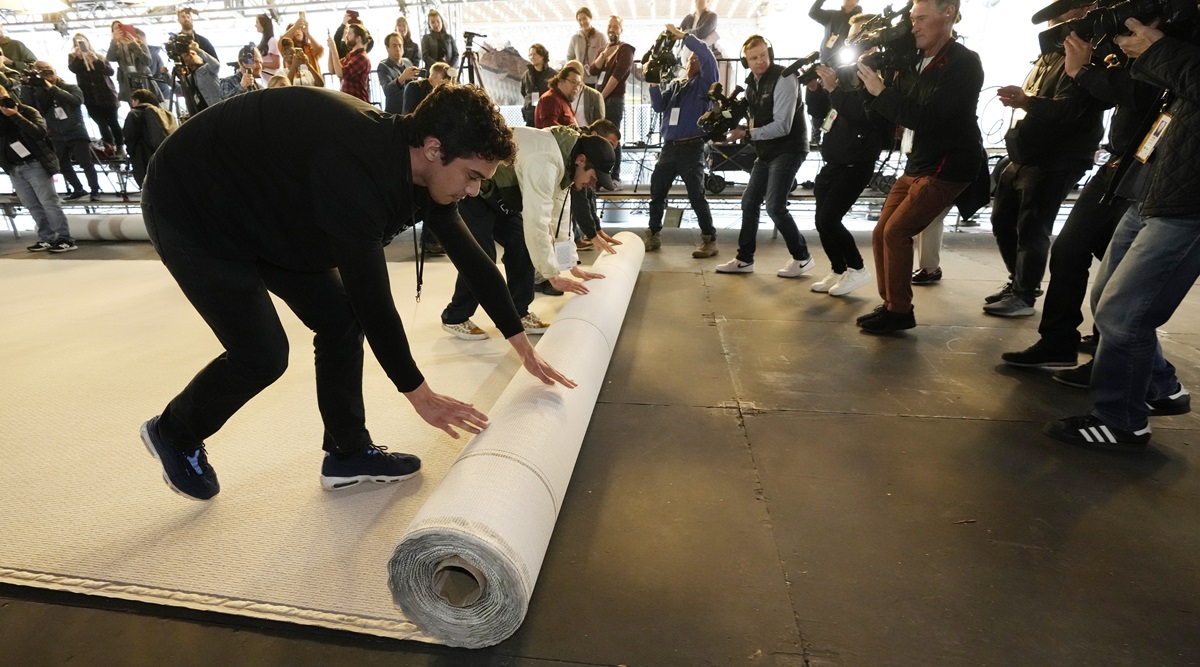 Crew members roll out the carpet outside the Dolby Theatre (Source: AP)