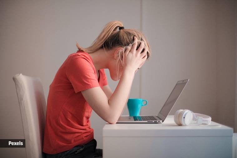 Anxiety causes restlessness, fatigue, muscle tension and irritability, while panic attacks cause shaking / trembling, chest pain, flashes of feeling hot or cold and a sense of detachment, from the self, the world, and loss of control. (Pic source: Pexels)
