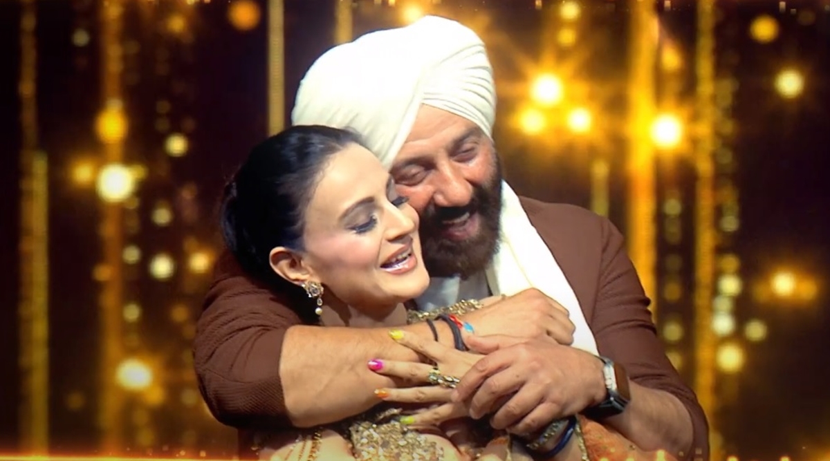 Amisha Patel Nude Video - Sunny Deol blushes as he romances Ameesha Patel on stage: 'Itne saare logo  ke saamne yeh sab karnaâ€¦' | Entertainment News,The Indian Express