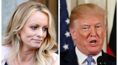 Collage fotografico che mostra l'attrice di film per adulti Stephanie Clifford, nota anche come Stormy Daniels, che parla a New York City, e il presidente degli Stati Uniti Donald Trump che parla a Washington, Michigan, Stati Uniti.  (Reuters, file)