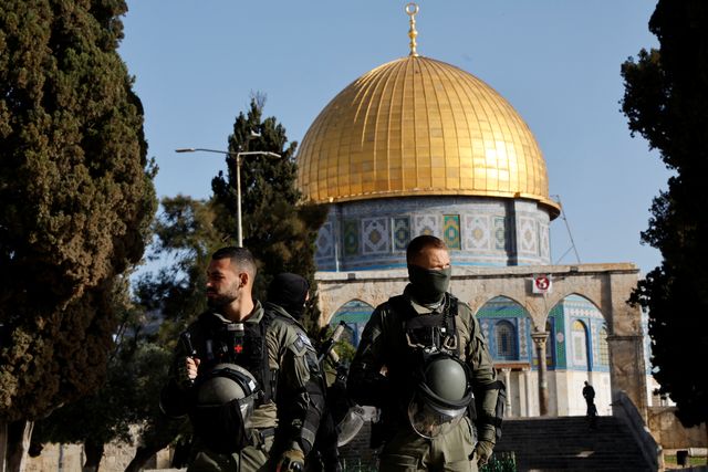 2023-04-05T051821Z_1086983589_RC2580A0Z9S0_RTRMADP_2_ISRAEL-PALESTINIANS-VIOLENCE-ALAQSA