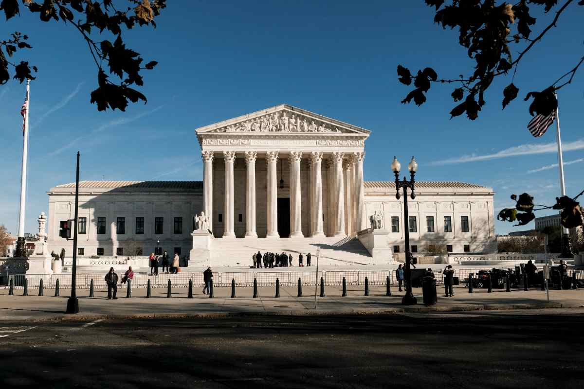 Supreme Court briefly preserves broad availability of abortion pill ...