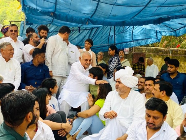 Hooda with wrestlers