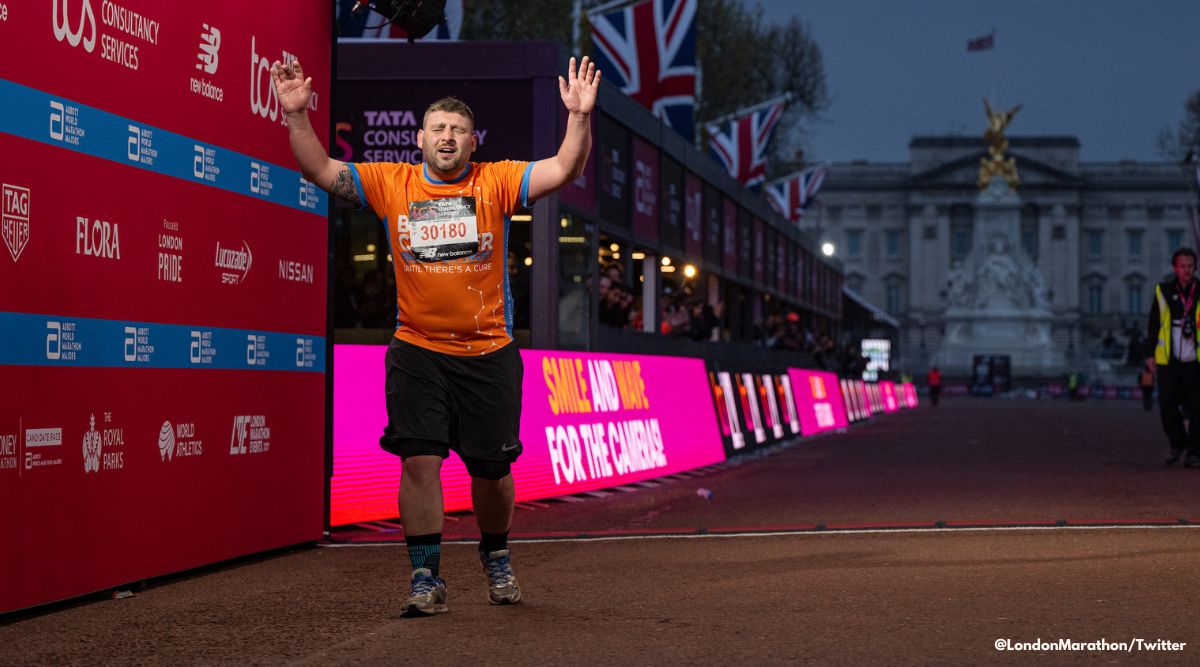 Crowd cheers the last finisher at London Marathon, watch heartwarming