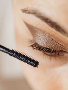 How to do mascara cocktailing?