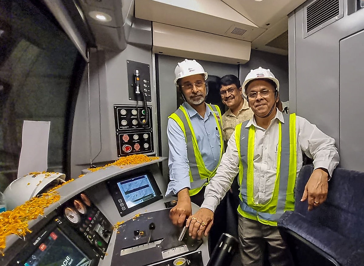 Kolkata Metro, Hooghly River, East West Metro corridor, Underground transport system, India's deepest Metro station, Underwater engineering marvel, Tunnel boring machine, TBM, Ground subsidence, Howrah Maidan to Esplanade stretch, Kolkata Metrol Rail Corporation, KMRC