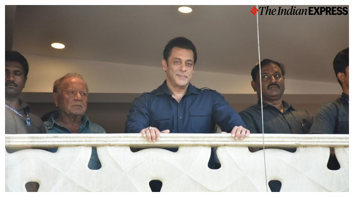 Blue Picture Salman Khan Ka Hd Video - Salman Khan waves to his fans from his balcony on Eid, netizens say  'Bollywood ki jaan bhaijaan'. See photos, videos | Entertainment News,The  Indian Express