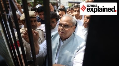 Satya Pal Malik with his supporters at the RK Puram police station