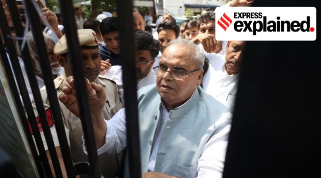 Satya Pal Malik with his supporters at the RK Puram police station